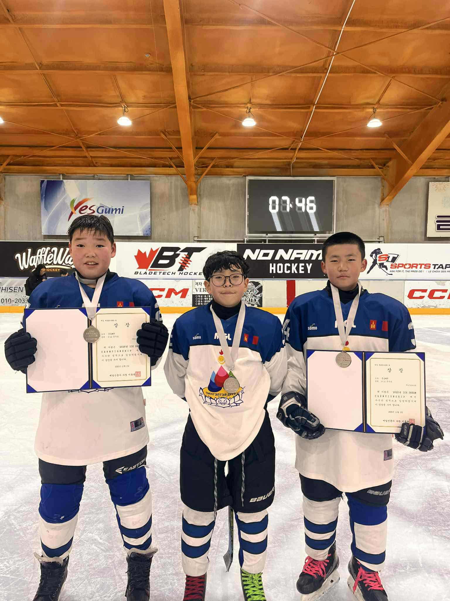 ӨСВӨРИЙН ХОККЕЙЧИД ОЛОН УЛСЫН ТЭМЦЭЭНЭЭС МӨНГӨН МЕДАЛЬ ХҮРТЛЭЭ