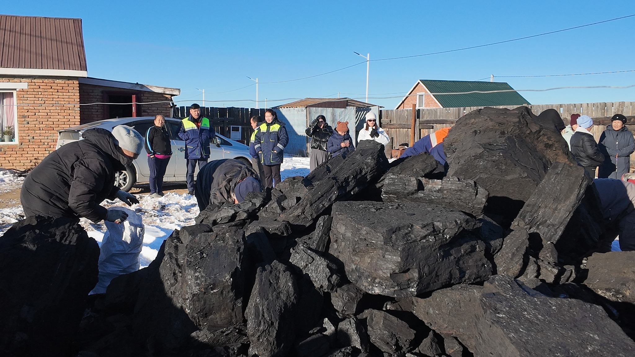 743 ӨРХӨД 186 ТОНН НҮҮРСНИЙ ТУСЛАМЖ ҮЗҮҮЛЛЭЭ